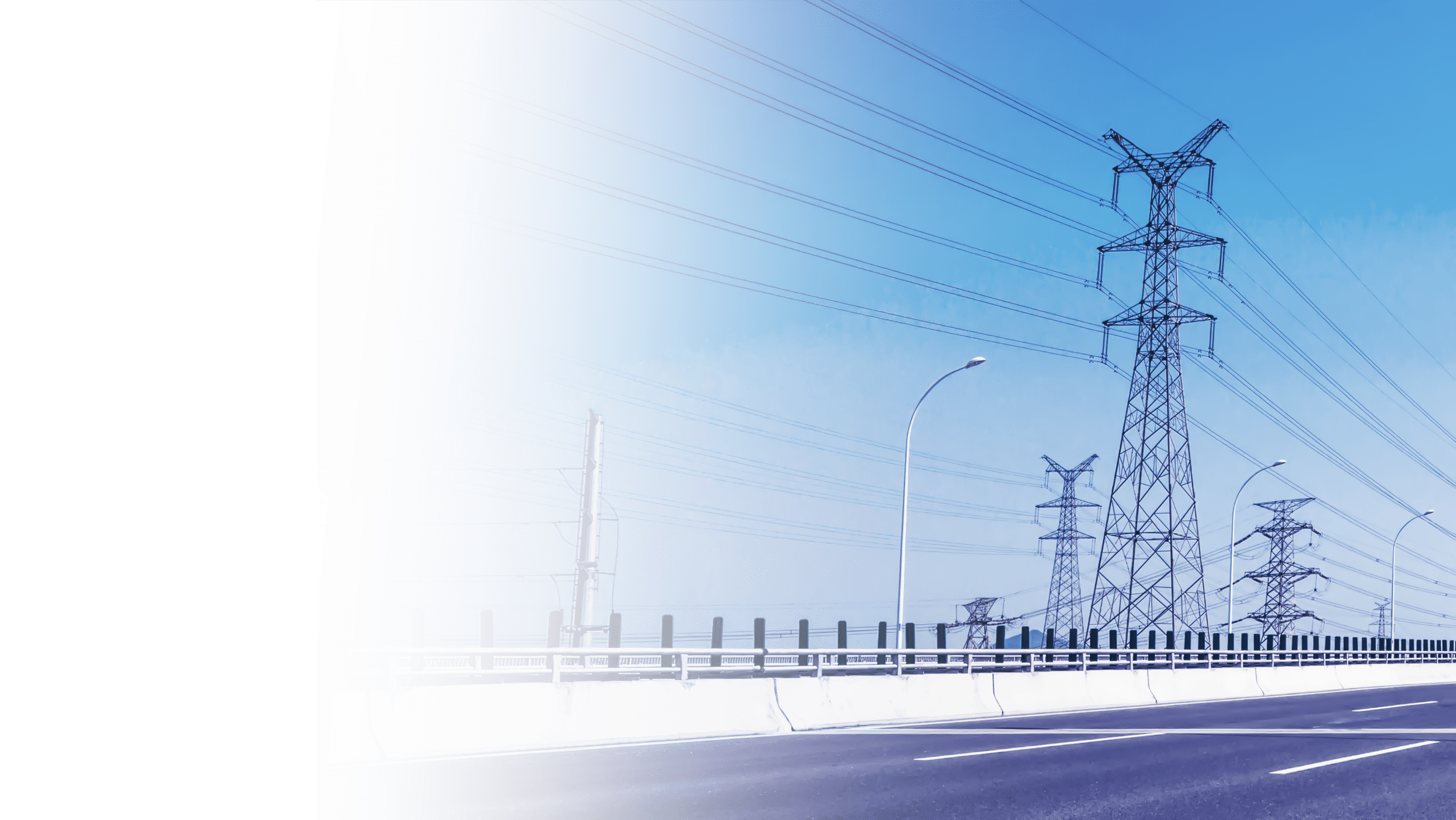 Voimalinjat tien varressa.